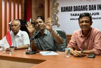 Muhammad Mada (tengah) dan Panitia Musprov Kadin Aceh saat memberikan keterangan pers di Kantor Kadin Aceh Kota Banda Aceh, Selasa (21/6/2022)