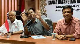 Muhammad Mada (tengah) dan Panitia Musprov Kadin Aceh saat memberikan keterangan pers di Kantor Kadin Aceh Kota Banda Aceh, Selasa (21/6/2022)