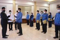 Kepala Badan Kepegawaian Aceh (BKA), Abdul Qahar, S.Kom, MM, atas nama Gubernur Aceh melakukan Pengambilan Sumpah dan Pelantikan pada Jabatan Administrator dan Jabatan Pengawas di Lingkungan Pemerintah Aceh, di Aula BKA, Banda Aceh, Jumat, (10/6/2022).