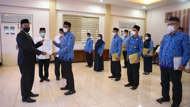 Kepala Badan Kepegawaian Aceh (BKA), Abdul Qahar, S.Kom, MM, atas nama Gubernur Aceh melakukan Pengambilan Sumpah dan Pelantikan pada Jabatan Administrator dan Jabatan Pengawas di Lingkungan Pemerintah Aceh, di Aula BKA, Banda Aceh, Jumat, (10/6/2022).