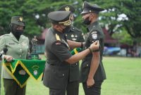 Pangdam IM Mayjen TNI Mohamad Hasan menyematkan tanda pangkat secara simbolis kepada prajurit yang usai pendidikan dan dilantik sebagai prajurit TNI AD.