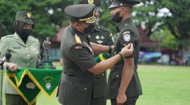 Pangdam IM Mayjen TNI Mohamad Hasan menyematkan tanda pangkat secara simbolis kepada prajurit yang usai pendidikan dan dilantik sebagai prajurit TNI AD.