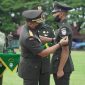 Pangdam IM Mayjen TNI Mohamad Hasan menyematkan tanda pangkat secara simbolis kepada prajurit yang usai pendidikan dan dilantik sebagai prajurit TNI AD.