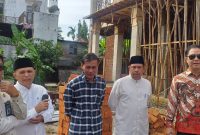 Direktur Penyelenggara Haji dan Umrah Kementerian Agama RI Prof H Hilman Lathief, Ph.D, MA bersama Kakankemenag Banda Aceh H.Abrar Zym dan Kakanwil Kementerian Agama Aceh Dr H Iqbal, S.Ag M.Ag sedang meninjau pembangunan gedung pelayanan haji dan umrah Banda Aceh Jumat (28/2022).
