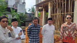 Direktur Penyelenggara Haji dan Umrah Kementerian Agama RI Prof H Hilman Lathief, Ph.D, MA bersama Kakankemenag Banda Aceh H.Abrar Zym dan Kakanwil Kementerian Agama Aceh Dr H Iqbal, S.Ag M.Ag sedang meninjau pembangunan gedung pelayanan haji dan umrah Banda Aceh Jumat (28/2022).