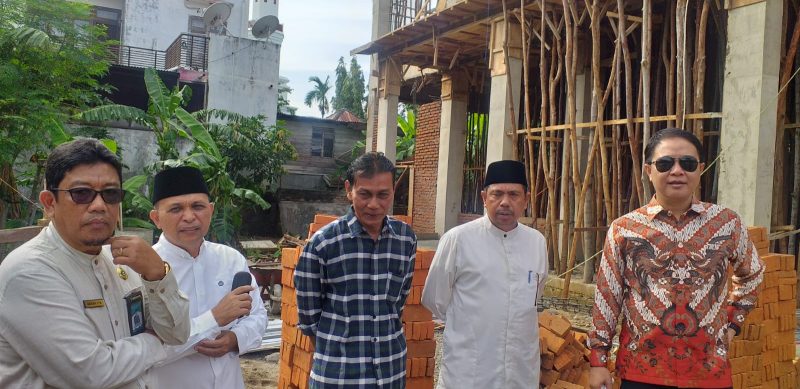 Direktur Penyelenggara Haji dan Umrah Kementerian Agama RI Prof H Hilman Lathief, Ph.D, MA bersama Kakankemenag Banda Aceh H.Abrar Zym dan Kakanwil Kementerian Agama Aceh Dr H Iqbal, S.Ag M.Ag sedang meninjau pembangunan gedung pelayanan haji dan umrah Banda Aceh Jumat (28/2022).