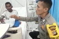Bhabinkamtibmas Bripka Fadhil Rahmadi Polsek Suka Karya Sabang, sedang menjenguk salah seorang warga Gampong Kuta barat kecamatan suka karya yang sedang diopname di RSUD Sabang Selasa (1/11/2022).