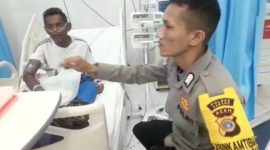 Bhabinkamtibmas Bripka Fadhil Rahmadi Polsek Suka Karya Sabang, sedang menjenguk salah seorang warga Gampong Kuta barat kecamatan suka karya yang sedang diopname di RSUD Sabang Selasa (1/11/2022).