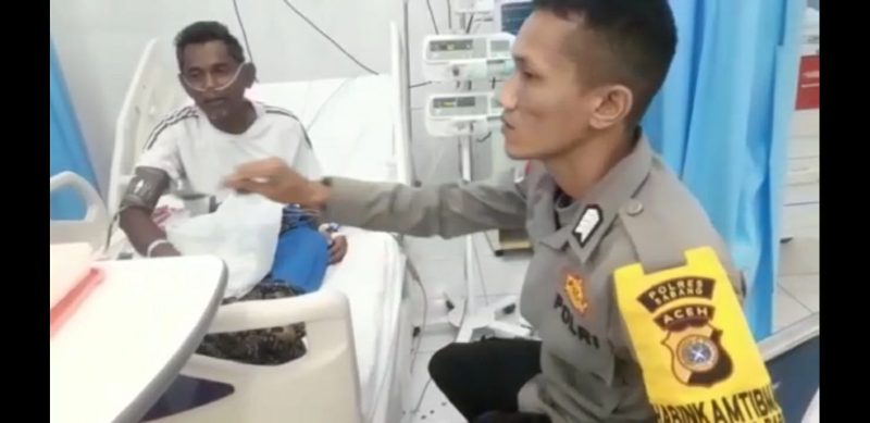 Bhabinkamtibmas Bripka Fadhil Rahmadi Polsek Suka Karya Sabang, sedang menjenguk salah seorang warga Gampong Kuta barat kecamatan suka karya yang sedang diopname di RSUD Sabang Selasa (1/11/2022).