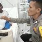 Bhabinkamtibmas Bripka Fadhil Rahmadi Polsek Suka Karya Sabang, sedang menjenguk salah seorang warga Gampong Kuta barat kecamatan suka karya yang sedang diopname di RSUD Sabang Selasa (1/11/2022).