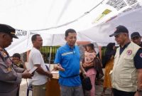 Pj. Gubernur Aceh, Achmad Marzuki, didampingi oleh Kepala Pelaksana Tugas BPBA  Dr.Ir.Ilyas.Mp beserta Karo Umum Setda Aceh, T. Adi Darma, meninjau posko kesehatan dan mendengarkan keluhan masyarakat yang menjadi korban terdampak bencana banjir, di Kecamatan Kejuruan Muda, Kabupaten Aceh Tamiang, Minggu (6/11/2022).