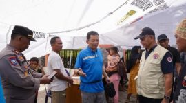 Pj. Gubernur Aceh, Achmad Marzuki, didampingi oleh Kepala Pelaksana Tugas BPBA  Dr.Ir.Ilyas.Mp beserta Karo Umum Setda Aceh, T. Adi Darma, meninjau posko kesehatan dan mendengarkan keluhan masyarakat yang menjadi korban terdampak bencana banjir, di Kecamatan Kejuruan Muda, Kabupaten Aceh Tamiang, Minggu (6/11/2022).