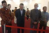 Wali Nanggroe Aceh Tgk.Malik Mahmud Al Haythar didampingi Direktur Bina Usaha Pemanfaatan Hutan KLHK Istianto dan Rektor USK Prof Dr.Ir Marwan pada acara jumpa pers di forum kajian model pengelolaan sumber daya hutan dan implementasinya Rabu (9/11/2022).