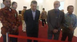 Wali Nanggroe Aceh Tgk.Malik Mahmud Al Haythar didampingi Direktur Bina Usaha Pemanfaatan Hutan KLHK Istianto dan Rektor USK Prof Dr.Ir Marwan pada acara jumpa pers di forum kajian model pengelolaan sumber daya hutan dan implementasinya Rabu (9/11/2022).