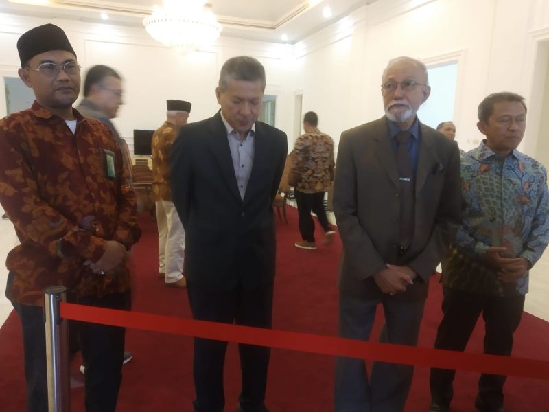 Wali Nanggroe Aceh Tgk.Malik Mahmud Al Haythar didampingi Direktur Bina Usaha Pemanfaatan Hutan KLHK Istianto dan Rektor USK Prof Dr.Ir Marwan pada acara jumpa pers di forum kajian model pengelolaan sumber daya hutan dan implementasinya Rabu (9/11/2022).