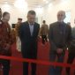 Wali Nanggroe Aceh Tgk.Malik Mahmud Al Haythar didampingi Direktur Bina Usaha Pemanfaatan Hutan KLHK Istianto dan Rektor USK Prof Dr.Ir Marwan pada acara jumpa pers di forum kajian model pengelolaan sumber daya hutan dan implementasinya Rabu (9/11/2022).