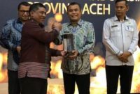 Penghargaan dari Bank Indonesia (BI) 2022 dalam penekanan inflasin di daerah diberikan kepada Wakil Bupati Pijay Said Mulyadi di Banda Aceh. Rabu (30/11) di Banda Aceh.