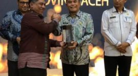 Penghargaan dari Bank Indonesia (BI) 2022 dalam penekanan inflasin di daerah diberikan kepada Wakil Bupati Pijay Said Mulyadi di Banda Aceh. Rabu (30/11) di Banda Aceh.