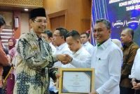 Pj Gubernur Aceh yang diwakili Staf Ahli Gubernur Bidang Keistimewaan Aceh, Iskandar Syukri, menyerahkan piagam penghargaan kepada Kadistanbun Aceh yang diwakili Sekdistanbun Aceh, Azanuddin Kurnia SP MP, di Gedung Serbaguna Setda Aceh, Banda Aceh, Rabu (30/11/2022)