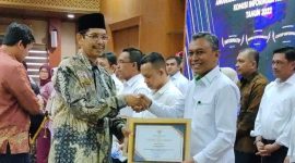 Pj Gubernur Aceh yang diwakili Staf Ahli Gubernur Bidang Keistimewaan Aceh, Iskandar Syukri, menyerahkan piagam penghargaan kepada Kadistanbun Aceh yang diwakili Sekdistanbun Aceh, Azanuddin Kurnia SP MP, di Gedung Serbaguna Setda Aceh, Banda Aceh, Rabu (30/11/2022)