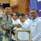 Pj Gubernur Aceh yang diwakili Staf Ahli Gubernur Bidang Keistimewaan Aceh, Iskandar Syukri, menyerahkan piagam penghargaan kepada Kadistanbun Aceh yang diwakili Sekdistanbun Aceh, Azanuddin Kurnia SP MP, di Gedung Serbaguna Setda Aceh, Banda Aceh, Rabu (30/11/2022)