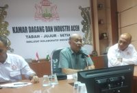 Ketua Panitia Pelaksana Iqbal Idris Ali didampingi Tafh Haikal dan Teuku Jailani (Joy) sekretaris panitia seminar saat jumpa pers Jumat (9/12/2022) di Kantor Kadin Aceh, Banda Aceh