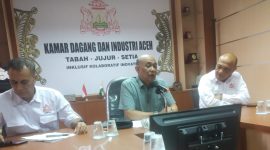 Ketua Panitia Pelaksana Iqbal Idris Ali didampingi Tafh Haikal dan Teuku Jailani (Joy) sekretaris panitia seminar saat jumpa pers Jumat (9/12/2022) di Kantor Kadin Aceh, Banda Aceh