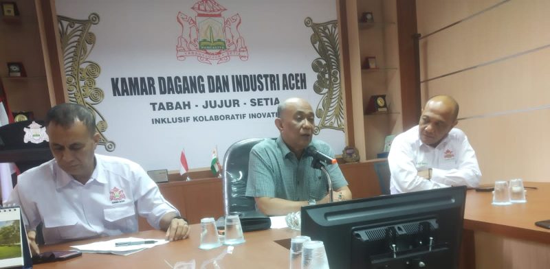 Ketua Panitia Pelaksana Iqbal Idris Ali didampingi Tafh Haikal dan Teuku Jailani (Joy) sekretaris panitia seminar saat jumpa pers Jumat (9/12/2022) di Kantor Kadin Aceh, Banda Aceh
