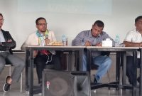 Ketua KONI Aceh Besar Muhibuddin (Ucok Sibreh) dua dari kiri di dampingi oleh Kuasa Hukum Nourman Hidayat dan aktivis Olah Raga Muzakir pada acara jumpa pers dengan lintas media Sabtu (17/12/2022) di Energi Cafe Lamsayeung Aceh Besar.