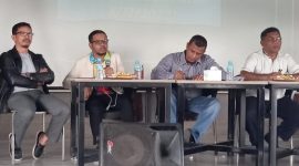 Ketua KONI Aceh Besar Muhibuddin (Ucok Sibreh) dua dari kiri di dampingi oleh Kuasa Hukum Nourman Hidayat dan aktivis Olah Raga Muzakir pada acara jumpa pers dengan lintas media Sabtu (17/12/2022) di Energi Cafe Lamsayeung Aceh Besar.