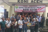 Timses Hamdani Basyah menyerahkan dokumen pendaftaran bakal calon Ketua KONI Aceh 2022-2026 di Kantor KONI Aceh, Kota Banda Aceh, Selasa (20/12/2022