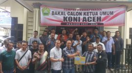 Timses Hamdani Basyah menyerahkan dokumen pendaftaran bakal calon Ketua KONI Aceh 2022-2026 di Kantor KONI Aceh, Kota Banda Aceh, Selasa (20/12/2022