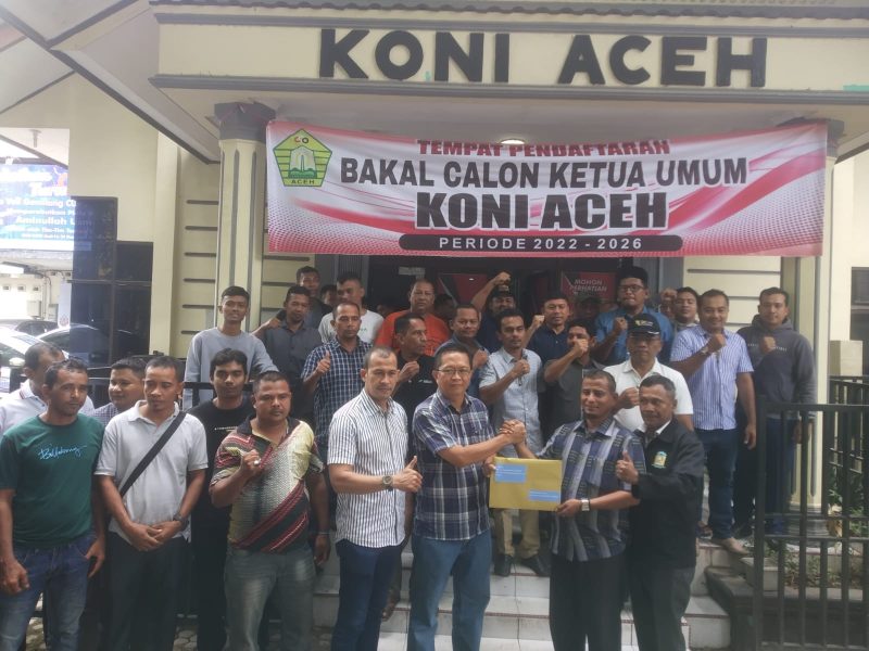 Timses Hamdani Basyah menyerahkan dokumen pendaftaran bakal calon Ketua KONI Aceh 2022-2026 di Kantor KONI Aceh, Kota Banda Aceh, Selasa (20/12/2022