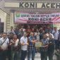 Timses Hamdani Basyah menyerahkan dokumen pendaftaran bakal calon Ketua KONI Aceh 2022-2026 di Kantor KONI Aceh, Kota Banda Aceh, Selasa (20/12/2022