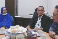 Dirut BPRS Hikmah Wakilah Banda Aceh, Sugito SE (tengah) berbincang dengan Ketua PWI Aceh, Nasir Nurdin (kanan) didampingi Wakil Bendahara PWI Aceh, Dian Fatayati (kiri) pada pertemuan dengan Pengurus PWI Aceh, Kamis, (19/1 2023) (Dok PWI Aceh)