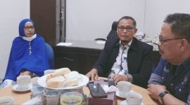 Dirut BPRS Hikmah Wakilah Banda Aceh, Sugito SE (tengah) berbincang dengan Ketua PWI Aceh, Nasir Nurdin (kanan) didampingi Wakil Bendahara PWI Aceh, Dian Fatayati (kiri) pada pertemuan dengan Pengurus PWI Aceh, Kamis, (19/1 2023) (Dok PWI Aceh)