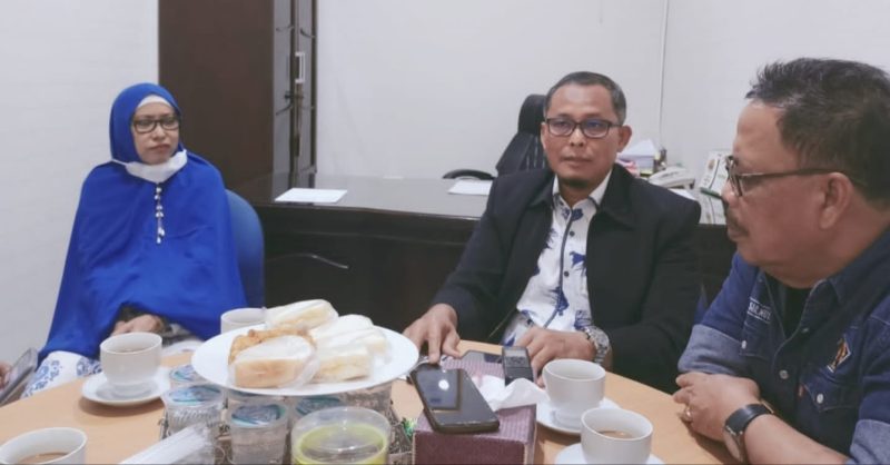 Dirut BPRS Hikmah Wakilah Banda Aceh, Sugito SE (tengah) berbincang dengan Ketua PWI Aceh, Nasir Nurdin (kanan) didampingi Wakil Bendahara PWI Aceh, Dian Fatayati (kiri) pada pertemuan dengan Pengurus PWI Aceh, Kamis, (19/1 2023) (Dok PWI Aceh)