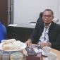 Dirut BPRS Hikmah Wakilah Banda Aceh, Sugito SE (tengah) berbincang dengan Ketua PWI Aceh, Nasir Nurdin (kanan) didampingi Wakil Bendahara PWI Aceh, Dian Fatayati (kiri) pada pertemuan dengan Pengurus PWI Aceh, Kamis, (19/1 2023) (Dok PWI Aceh)