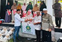 Ketua DPW PAS Aceh Kota Banda Aceh Suwardi (kiri-baju putih) menyerahkan bantuan kepada korban banjir yang diterima oleh Geuchik Teungoh Baro Kecamatan Pekan Baro Kabupaten Pidie Saipul Umar didampingi oleh Sekretaris DPW PAS Aceh Pidie T. Mustajab (Foto-Rul)