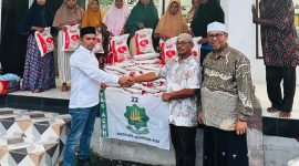 Ketua DPW PAS Aceh Kota Banda Aceh Suwardi (kiri-baju putih) menyerahkan bantuan kepada korban banjir yang diterima oleh Geuchik Teungoh Baro Kecamatan Pekan Baro Kabupaten Pidie Saipul Umar didampingi oleh Sekretaris DPW PAS Aceh Pidie T. Mustajab (Foto-Rul)