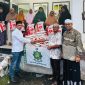 Ketua DPW PAS Aceh Kota Banda Aceh Suwardi (kiri-baju putih) menyerahkan bantuan kepada korban banjir yang diterima oleh Geuchik Teungoh Baro Kecamatan Pekan Baro Kabupaten Pidie Saipul Umar didampingi oleh Sekretaris DPW PAS Aceh Pidie T. Mustajab (Foto-Rul)
