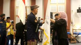 Ketua Umum DPP AWPI Hengki Ahmad Jazuli (kiri) menyerahkan bendera petaka AWPI yang diterima oleh ketua DPD AWPI Aceh Desi Anara Desky (kanan) Senin (6/2/2023)
