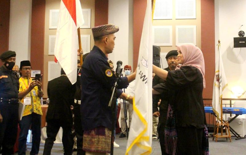 Ketua Umum DPP AWPI Hengki Ahmad Jazuli (kiri) menyerahkan bendera petaka AWPI yang diterima oleh ketua DPD AWPI Aceh Desi Anara Desky (kanan) Senin (6/2/2023)