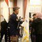 Ketua Umum DPP AWPI Hengki Ahmad Jazuli (kiri) menyerahkan bendera petaka AWPI yang diterima oleh ketua DPD AWPI Aceh Desi Anara Desky (kanan) Senin (6/2/2023)