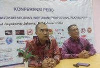 Ketua Umum Dewan Pimpinan Pusat Asosiasi Wartawan Profesional Indonesia (DPP AWPI) Hengki Ahmad Jazuli didampimgi oleh Sekjend Hendaryanto menggelar konferensi pers usai Rapat Kerja Nasional I di Hotel Jayakarta Selasa (7/2/2023) di Jakarta