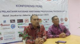 Ketua Umum Dewan Pimpinan Pusat Asosiasi Wartawan Profesional Indonesia (DPP AWPI) Hengki Ahmad Jazuli didampimgi oleh Sekjend Hendaryanto menggelar konferensi pers usai Rapat Kerja Nasional I di Hotel Jayakarta Selasa (7/2/2023) di Jakarta