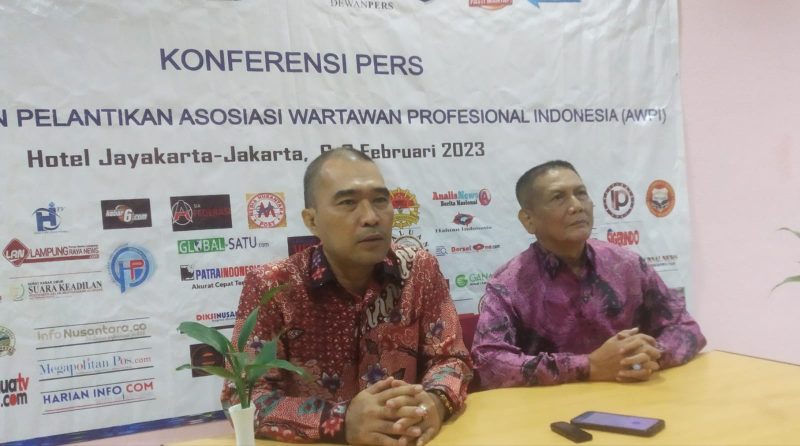 Ketua Umum Dewan Pimpinan Pusat Asosiasi Wartawan Profesional Indonesia (DPP AWPI) Hengki Ahmad Jazuli didampimgi oleh Sekjend Hendaryanto menggelar konferensi pers usai Rapat Kerja Nasional I di Hotel Jayakarta Selasa (7/2/2023) di Jakarta