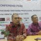 Ketua Umum Dewan Pimpinan Pusat Asosiasi Wartawan Profesional Indonesia (DPP AWPI) Hengki Ahmad Jazuli didampimgi oleh Sekjend Hendaryanto menggelar konferensi pers usai Rapat Kerja Nasional I di Hotel Jayakarta Selasa (7/2/2023) di Jakarta