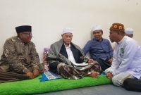 Ketua Umum Partai Adil Sejahtera (PAS) Aceh Tu Bulqaini (baju putih) kanan sedang mendengar dan memperhatikan nasehat wejangan serta masukan dari Abu Kuta Krueng di Pidie Jaya Rabu (15/2/2023).