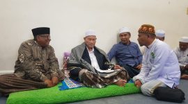 Ketua Umum Partai Adil Sejahtera (PAS) Aceh Tu Bulqaini (baju putih) kanan sedang mendengar dan memperhatikan nasehat wejangan serta masukan dari Abu Kuta Krueng di Pidie Jaya Rabu (15/2/2023).